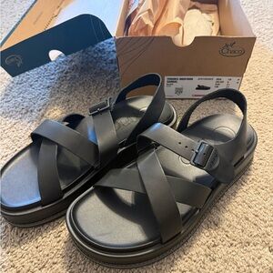 Womens Chaco Black Townes Midform Sandals - Sleek Cross-Strap Design